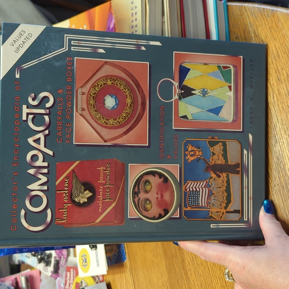 Collector's Encyclopedia of Compacts Identification and Values